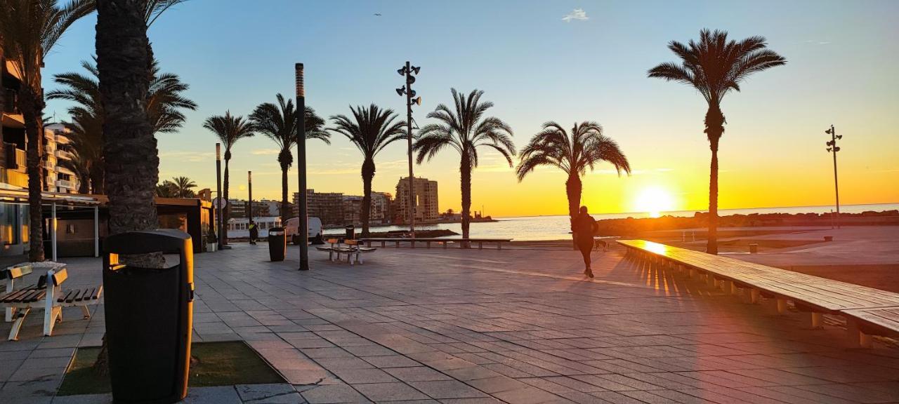 Beachside Apartment In Torrevieja Exteriör bild