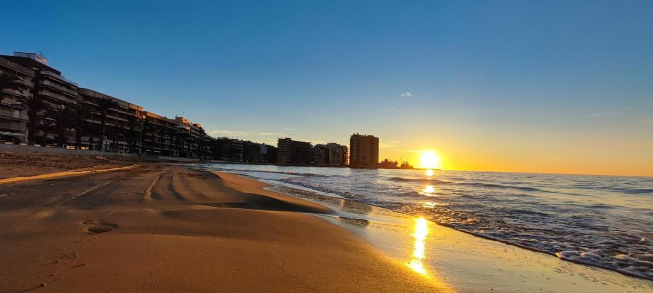 Beachside Apartment In Torrevieja Exteriör bild